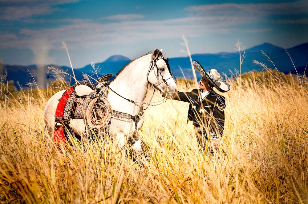 Angel Medina con caballo en el campo